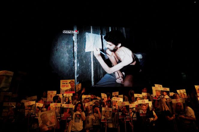 Manifestation pour la libération des otages détenus à Gaza, à Tel-Aviv, le 2 août 2025. Une vidéo montrant l’otage israélien Evyatar David, amaigri, tournée dans un tunnel de Gaza et publiée peu avant par le Hamas, est diffusée.