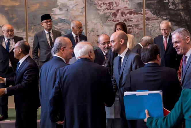 Le ministre français des affaires étrangères, Jean-Noël Barrot, salue le premier ministre palestinien, Mohammed Mustafa, au siège des Nations unies, à New York, le 28 juillet 2025.