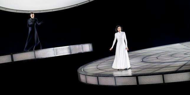 Au Festival de Salzbourg, une « Maria Stuarda » décapitée par l’ennui et la mise en scène d’Ulrich Rasche