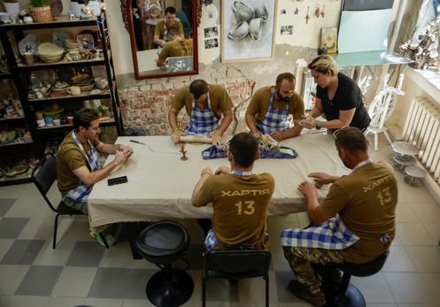 Des soldats de la 13ᵉ brigade d’opérations de la garde nationale ukrainienne lors d’une séance de thérapie par l’art entre deux missions, à Kharkiv le 2 août 2025.