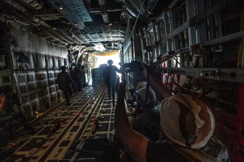Aan boord van een Frans militair vliegtuig, tijdens de parachutedropping van pallets met humanitaire hulp boven de Gazastrook, 2 augustus 2025.