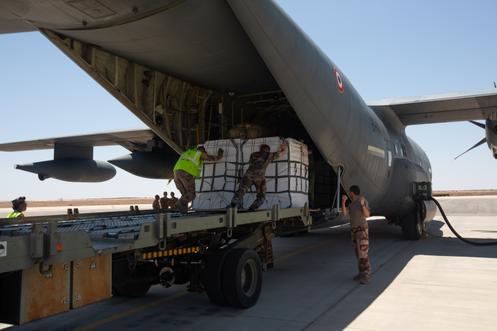 Franse soldaten laden humanitaire hulppakketten in die boven Gaza worden gedropt, op een luchtmachtbasis nabij Amman, Jordanië, 2 augustus 2025.