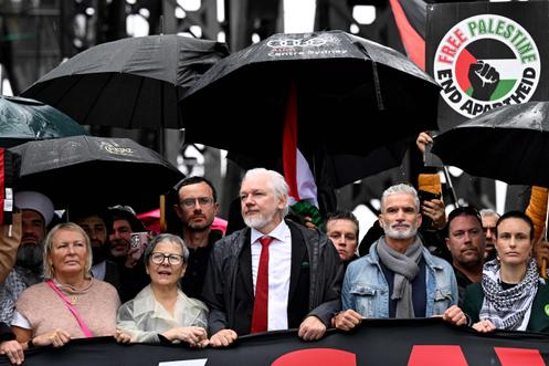 Le fondateur de WikiLeaks, Julian Assange, se joint à une manifestation en soutien au peuple palestinien à Sydney, en Australie, le 3 août 2025.