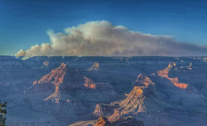 Esta foto de folheto fornecida pela equipe de gerenciamento de incidentes da Área Southwest mostra fumaça do Dragon Bravo Fire, na borda norte do Parque Nacional Grand Canyon, no Arizona, em 30 de julho de 2025.