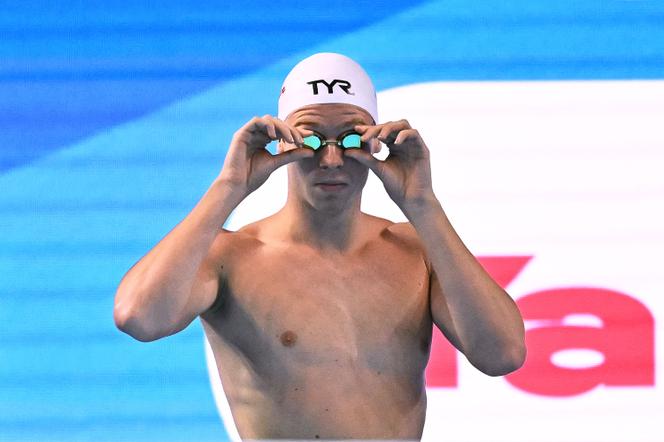 Le nageur français Léon Marchand, avant les séries du 400 m 4 nages des Mondiaux de Singapour, le 3 août 2025 à Singapour.