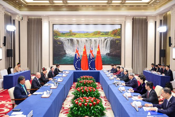 Le premier ministre chinois, Li Qiang, rencontre le premier ministre des Îles Cook, Mark Brown, à Harbin, dans la province du Heilongjiang, en Chine, le 14 février 2025.