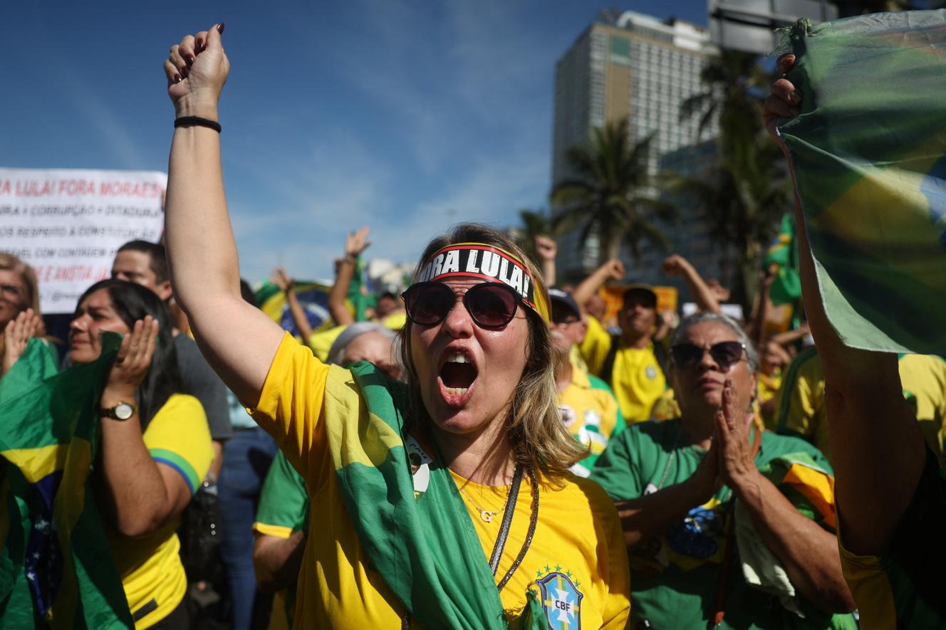 Au Brésil, des milliers de manifestants pro-Bolsonaro dans les rues dans la foulée des sanctions américaines contre le juge Alexandre de Moraes