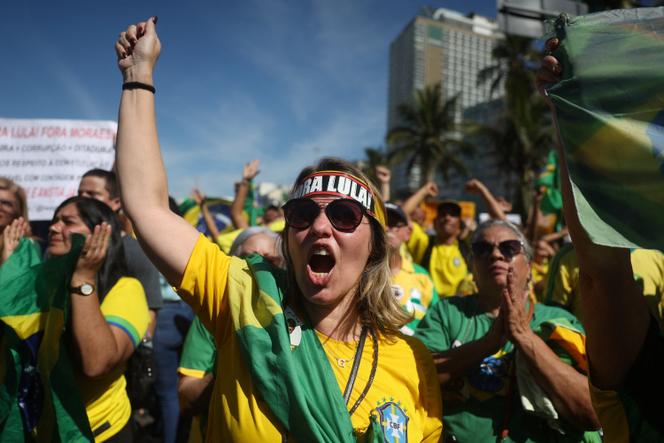 Les partisans de l’ancien président brésilien Jair Bolsonaro participent à une manifestation contre les mesures prises par la Cour suprême du Brésil dans le cadre du procès de Bolsonaro, à Copacabana, à Rio de Janeiro, au Brésil, le 3 août 2025.