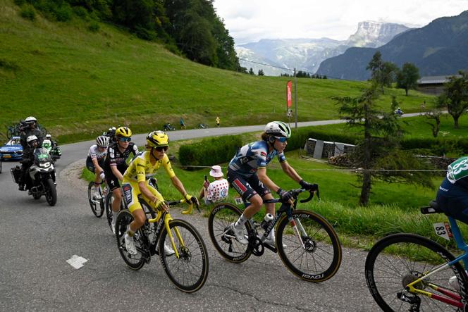 La maillot jaune Pauline Ferrand-Prévot (au centre) gravit le col de Joux Plane (Haute-Savoie), avec Demi Vollering et Sarah Gigante, lors de la 9ᵉ et dernière étape du Tour de France Femmes, le 3 août 2025. 