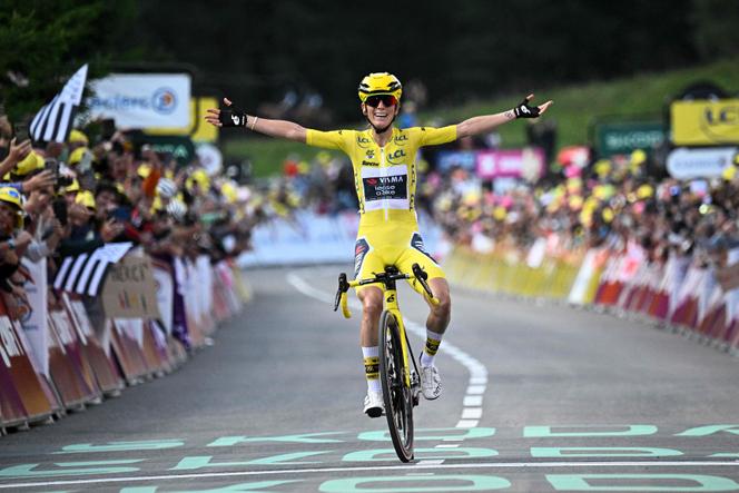 La coureuse française de la Visma-Lease a Bike Pauline Ferrand-Prévot, au passage de la ligne d’arrivée de la dernière étape du Tour de France, à Châtel (Haute-Savoie), le 3 août 2025.