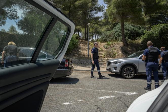 La police des douanes française lors d’une fouille d’un véhicule sur une aire de repos de l’autoroute A9 entre Narbonne et la frontière espagnole, le 19 juin 2025.