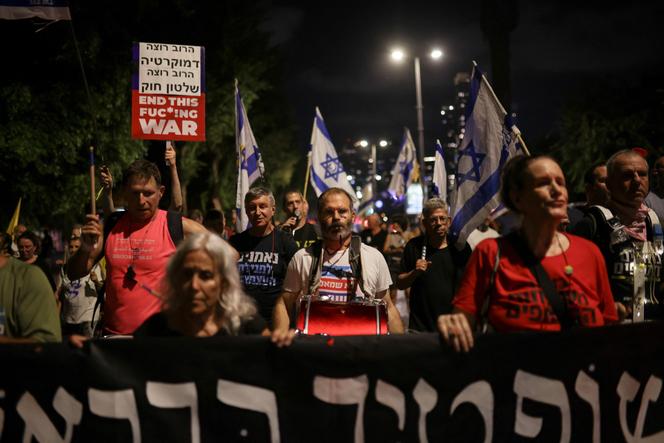 Des Israéliens manifestent en soutien à la procureure générale israélienne Gali Baharav-Miara, en conflit avec le gouvernement, et exigent la fin de la guerre à Gaza et la libération de tous les otages, à Tel-Aviv, en Israël, le 3 août 2025.