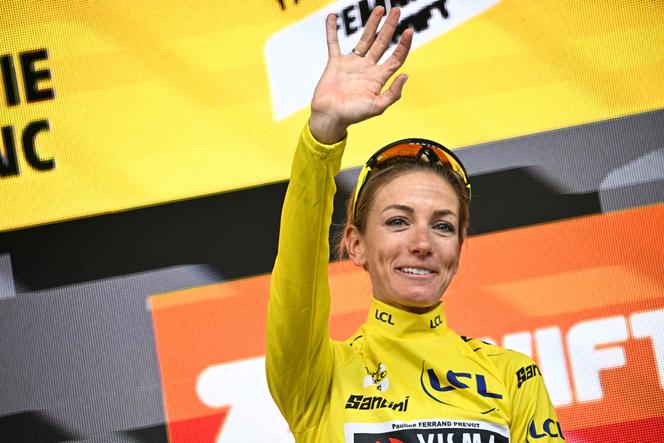Pauline Ferrand-Prévot, maillot jaune sur les épaules, dimanche 3 août 2025, à Châtel, en Haute-Savoie.