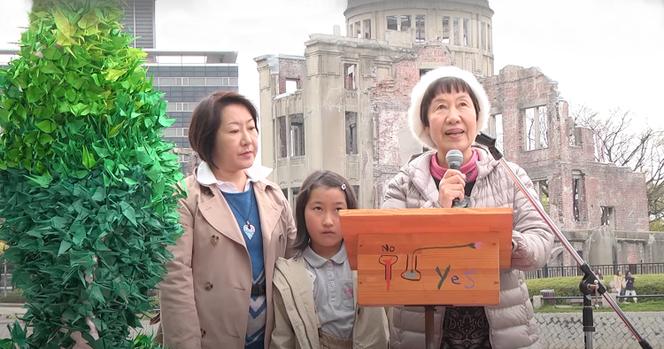 Toshiko Tanaka en 2014, lors d’une intervention au mémorial de la paix d’Hiroshima, avec sa fille et sa petite-fille.