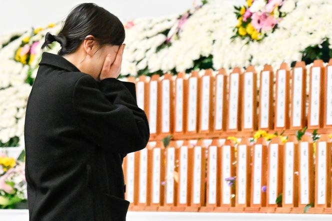 A Séoul, le 31 décembre 2024, devant l’autel dédié aux victimes de l’accident d’avion survenu deux jours
plus tôt à Muan.
