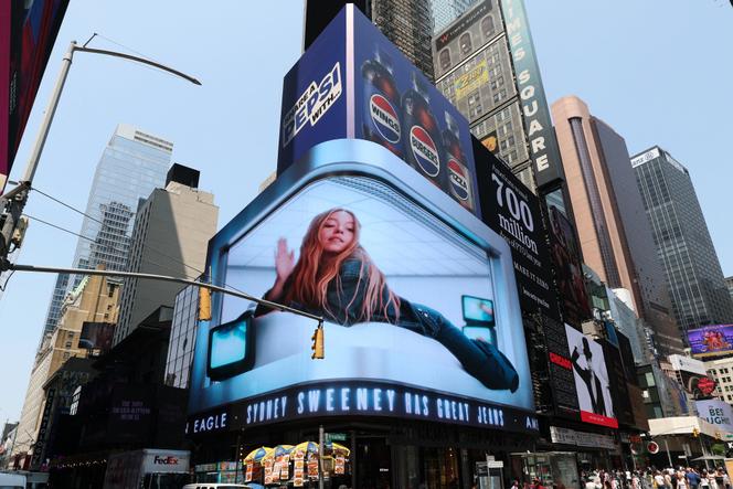 La publicité « Sydney Sweeney has great jeans » sur une boutique American Eagle, à Times Square, à New York, le 4 août 2025.