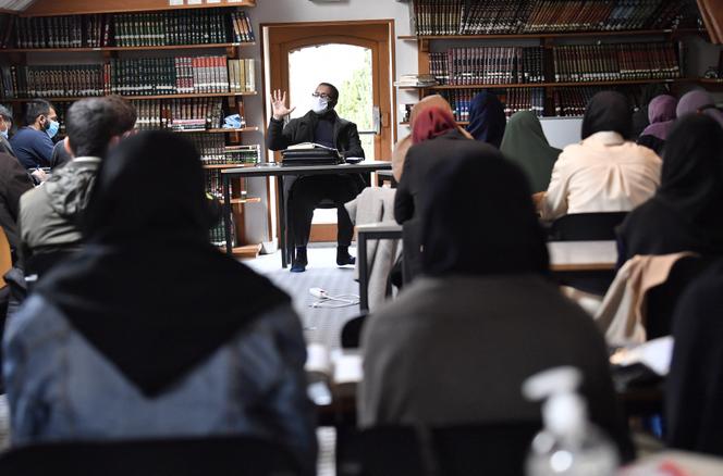Des élèves étudient le Coran, à l’Institut européen des sciences humaines, à Saint-Léger-de-Fougeret (Nièvre), le 28 octobre 2020.