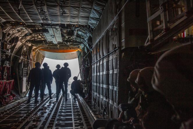 A bord d’un avion militaire français, lors du parachutage de palettes d’aide humanitaire au-dessus de la bande de Gaza, le 2 août 2025.