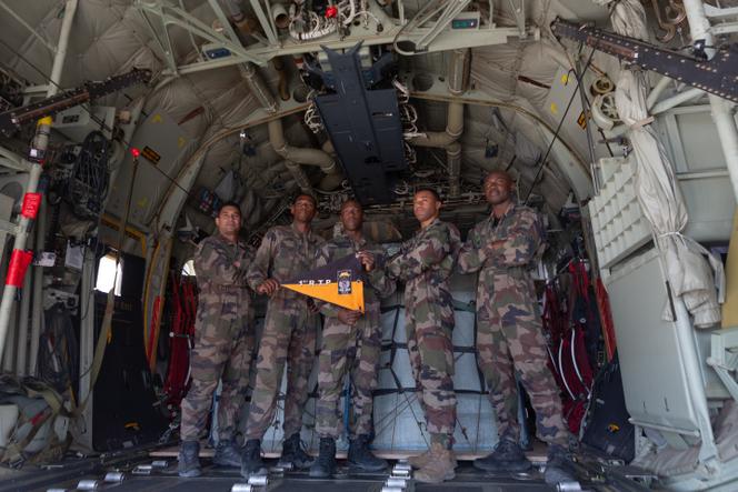 Des militaires français du 1ᵉʳ régiment du train parachutiste qui participent à l’opération de largage d’aide humanitaire au dessus de Gaza, sur une base aérienne près de Amman (Jordanie), le 2 août 2025.