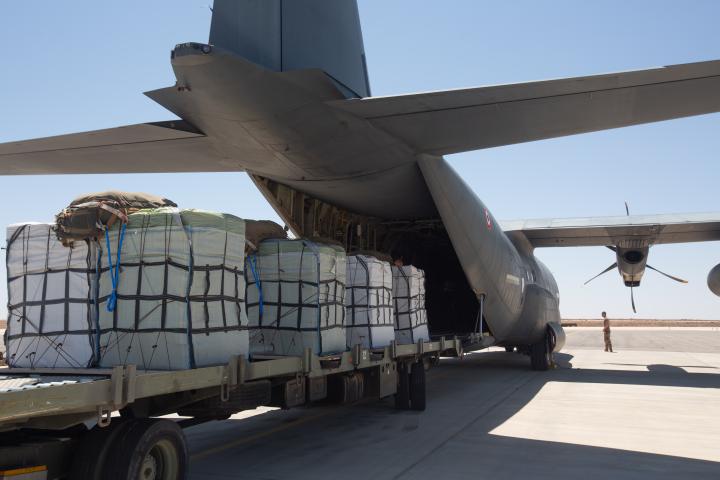 Des militaires français chargent de l’aide humanitaire destinée à être larguée au dessus de Gaza, sur une base aérienne près de Amman (Jordanie), le 2 août 2025.
