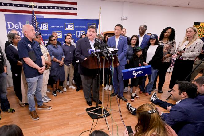Des représentants démocrates de la Chambre du Texas avec le gouverneur de l’Illinois, J. B. Pritzker, lors d’une conférence de presse au bureau du Parti démocrate du comté de DuPage, à Carol Stream (Illinois), le 3 août 2025.