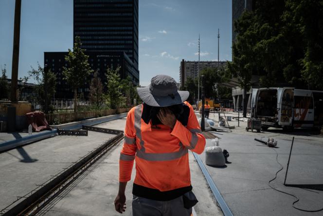 Sur un chantier du quartier de Lyon Part-Dieu, alors que la température dépasse les 35 °C, le 30 juin 2025.