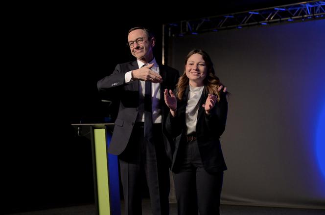 Bruno Retailleau, en campagne pour la présidence du parti Les Républicains, et Manon Deliot, alors vice-présidente des Jeunes LR, à Epinal, le 22 mars 2025.