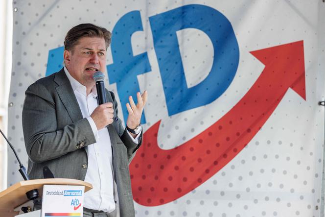 Maximilian Krah campanha para as eleições européias em Dresden, Alemanha Oriental, em 1 de maio de 2024.