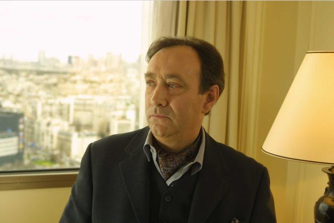 L’acteur Gérard Chaillou lors du tournage d’un épisode de la série télévisée « Les Cordier, juge et flic », le 20 février 2002.
