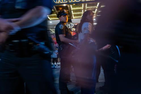 Des militants juifs sont arrêtées lors d’une marche de contre la guerre à Gaza, le 4 août 2025, à New York.