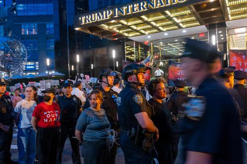 Des militants juifs sont arrêtées lors d’une marche de contre la guerre à Gaza, le 4 août 2025, à New York.