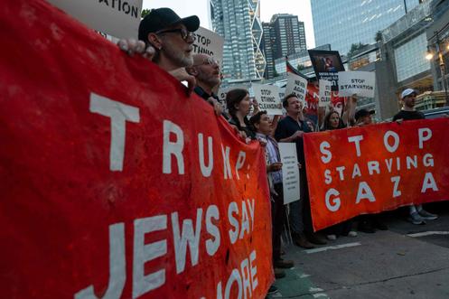 Des militants juifs lors d’une marche contre la guerre à Gaza, lundi 4 août 2025, à New York.