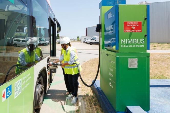 Recharge en biométhane d’un bus Nimbus, à Barcelone, le 18 juin 2025.