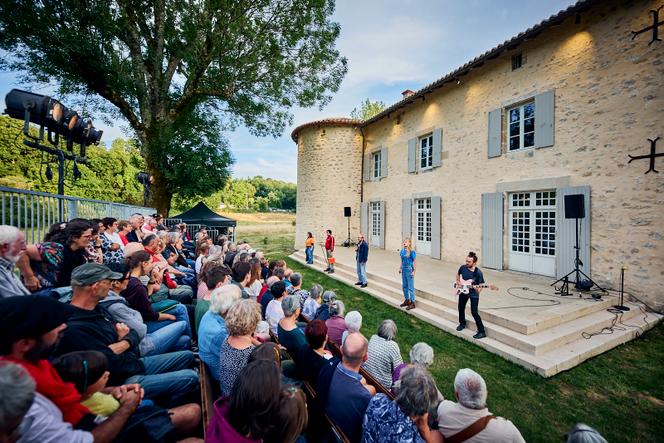 « Timlideur, une histoire de militantisme », de et par Grégoire Vauquois, au Festival d’été de la Maison Maria Casarès, à Alloue (Charente), le 26 juillet 2025.