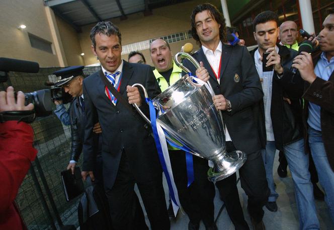 Jorge Costa (à gauche) et Vitor Baia (à droite), à l’aéroport de Porto, le 27 mai 2004, avec le trophée de la Ligue des champions de football.
