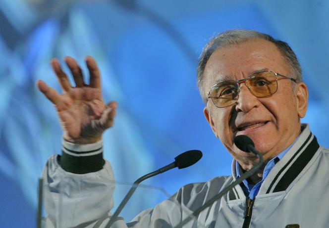 Une photo prise le 1er septembre 2004 montre l'ancien président roumain Ion Iliescu parlant à Bucarest, en Roumanie.