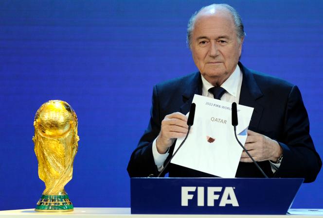 Sepp Blatter, président de la FIFA, Brandis le nom du Qatar, lors de l'annonce officielle du pays hôte de la Coupe du monde 2022, à Zurich (Suisse), le 2 décembre 2010.