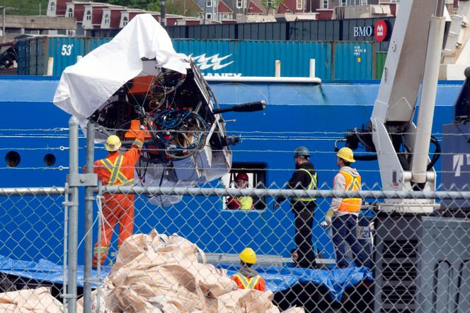 Des débris du « Titan », récupérés dans le fond de l’océan près de l’épave du « Titanic », déchargés sur le quai de la garde côtière canadienne à Saint John’s, Terre-Neuve, le 28 juin 2023.