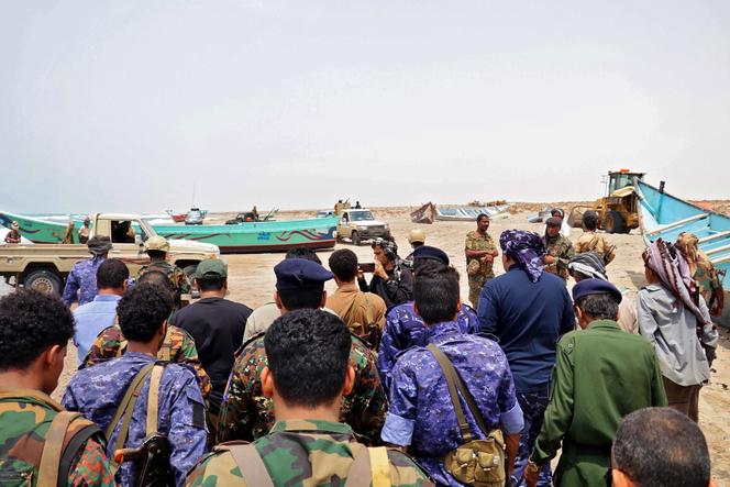 Les forces de sécurité de la province d’Abyan, au Yémen, procèdent à un ratissage de la côte, le 5 août 2025, à la recherche de corps et de survivants après le naufrage d’un bateau transportant environ 200 migrants, principalement éthiopiens, au large du Yémen le 3 août.