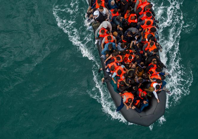Un « small boat » transportant des migrants vers le Royaume-Uni à travers la Manche, an août 2024.