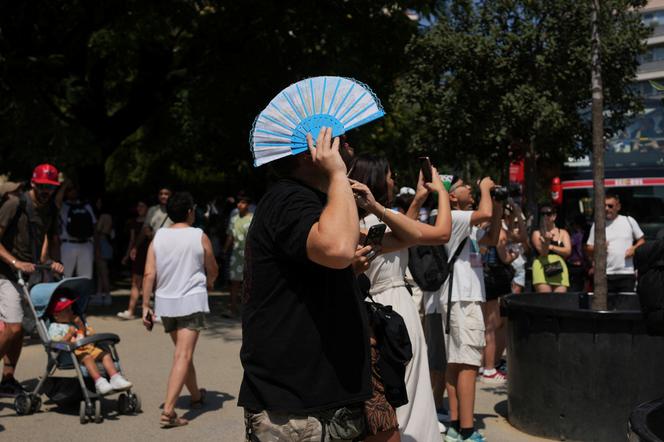 Um turista se protege do sol para olhar para a Sagrada Familia durante a segunda onda de calor do verão em Barcelona, ​​Espanha, 5 de agosto de 2025.