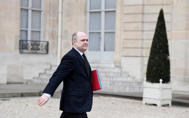 Bruno Le Roux, alors qu’il était ministre de l’intérieur, dans la cour de l’Elysée, en février 2017.