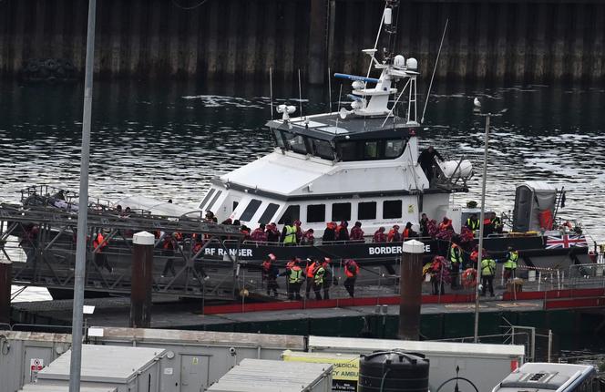 Des migrants interceptés en mer en tentant de traverser la Manche à partir de la France débarquent du navire des douanes « Ranger » au port de Douvres, sud-est de l’Angleterre, le 21 mai 2025.