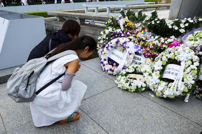 Des personnes prient pour les victimes du bombardement atomique, à la veille du 80ᵉ anniversaire, à Hiroshima, le 5 août 2025.