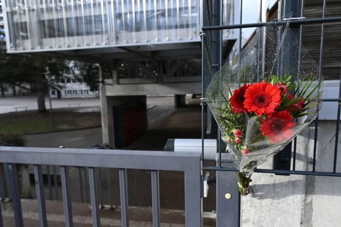 Un bouquet de fleurs déposé dans un collège, en hommage à un garçon de 13 ans qui s’est suicidé. A Golbey (Vosges), en janvier 2023.