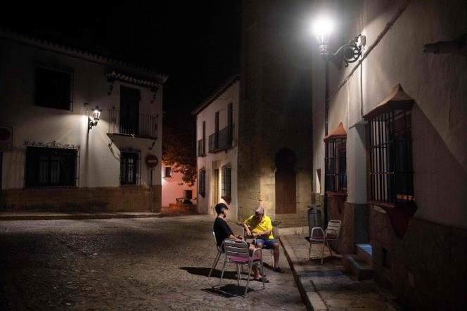 Des habitants de Ronda (Espagne) devant chez eux pendant une vague de chaleur, le 4 août 2025.