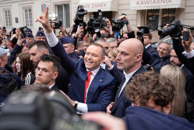 Le président élu, Karol Nawrocki, après la cérémonie de certification sur la place du Château, à Varsovie, le 11 juin 2025.