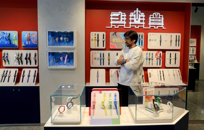 Marcelo Meza dans sa boutique de montres suisses Swatch, à Miami Beach (Floride), le 5 août 2025.