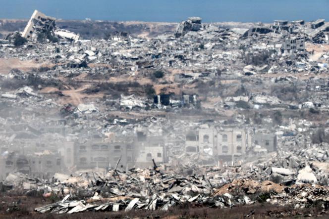 Os edifícios destruídos na faixa de Gaza são retratados em uma posição ao longo da fronteira sul de Israel com o território palestino sitiado em 5 de agosto de 2025. 