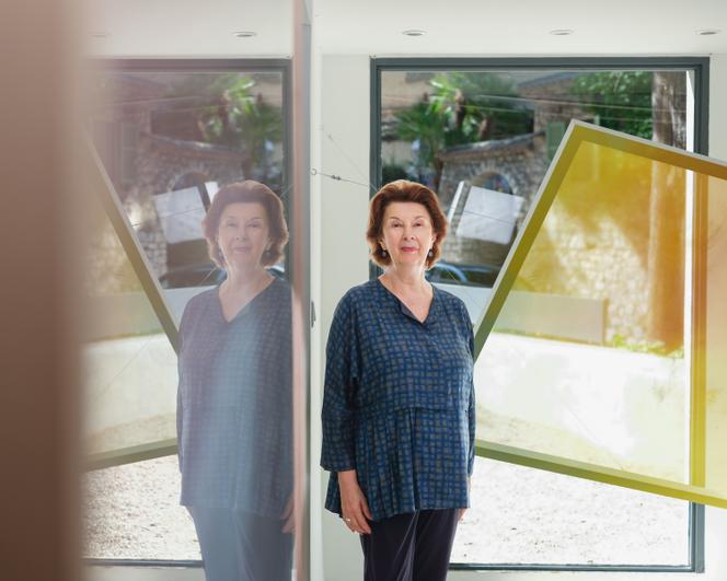 Catherine Issert, devant une œuvre de Cécile Bart, dans sa galerie, à Saint-Paul-de-Vence (Alpes-Maritimes), le 24 juillet 2025.